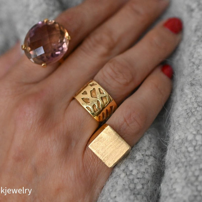 Pinky 18k Yellow Gold Square Matte Signet Ring