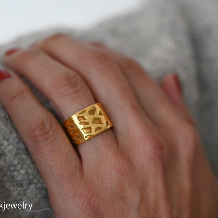 Vintage Carved 18k Yellow Gold Ancient Signet Ring