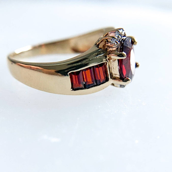 Vintage 10K Gold Garnet And Diamond Vintage Ring