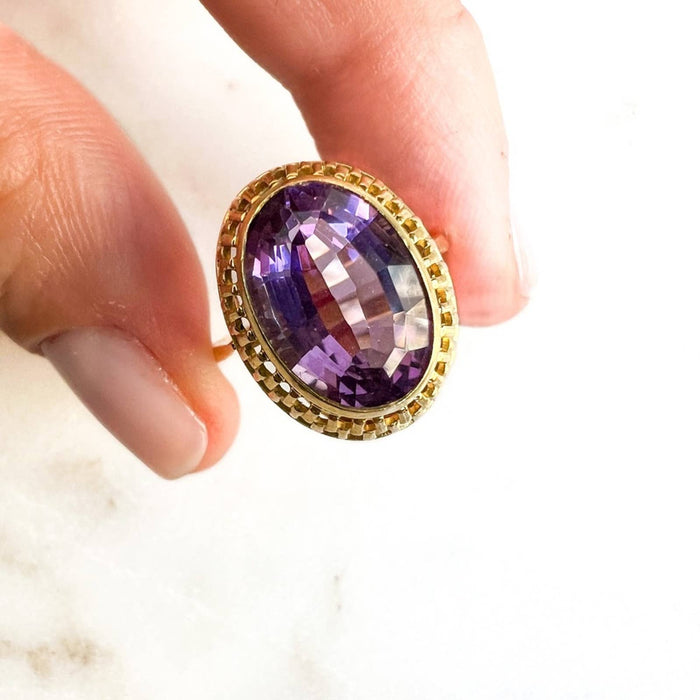 Vintage 18K Yellow Gold Oval Amethyst Ring